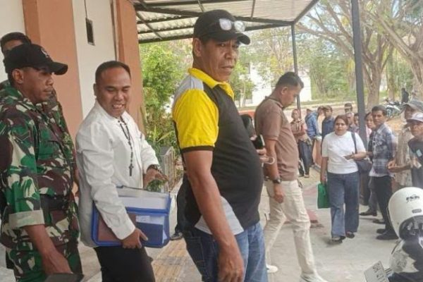 Hendrikus Djawa diapit petugas setelah selesai putusan sidang di PN Oelamasi (yandry/kupangterkini.com)