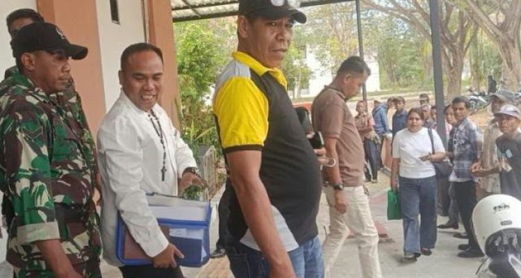 Hendrikus Djawa diapit petugas setelah selesai putusan sidang di PN Oelamasi (yandry/kupangterkini.com)