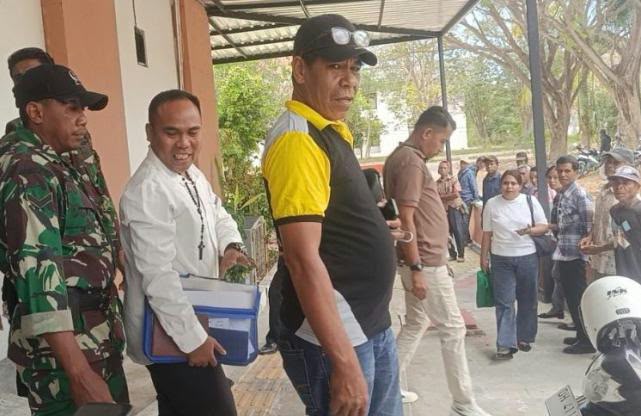 Hendrikus Djawa diapit petugas setelah selesai putusan sidang di PN Oelamasi (yandry/kupangterkini.com)