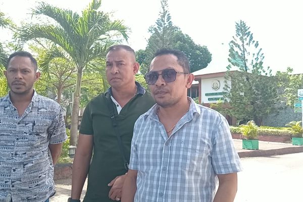 Mokrianus Lay bersama tim hukumnya, Rian Van Frits Kapitan serta Andry Un Abon (yandry/kupangterkini.com) Mokrianus Lay bersama tim hukumnya, Rian Van Frits Kapitan serta Andry Un Abon (yandry/kupangterkini.com)