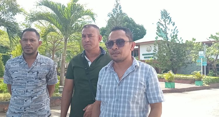Mokrianus Lay bersama tim hukumnya, Rian Van Frits Kapitan serta Andry Un Abon (yandry/kupangterkini.com) Mokrianus Lay bersama tim hukumnya, Rian Van Frits Kapitan serta Andry Un Abon (yandry/kupangterkini.com)