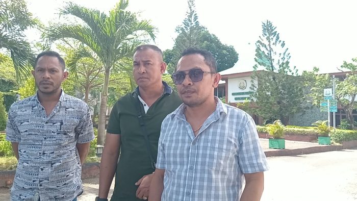 Mokrianus Lay bersama tim hukumnya, Rian Van Frits Kapitan serta Andry Un Abon (yandry/kupangterkini.com)