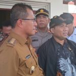 Bupati Kupang, Yosef Lede ketika mendengar keluhan Hendrikus Djawa terkait dana Seroja beberapa waktu lalu (ist)