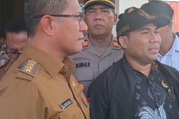 Bupati Kupang, Yosef Lede ketika mendengar keluhan Hendrikus Djawa terkait dana Seroja beberapa waktu lalu (ist)