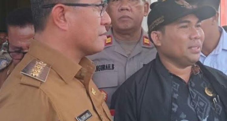 Bupati Kupang, Yosef Lede ketika mendengar keluhan Hendrikus Djawa terkait dana Seroja beberapa waktu lalu (ist)