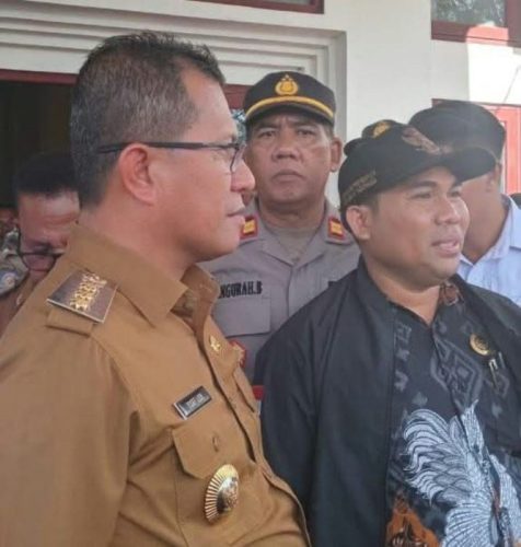 Bupati Kupang, Yosef Lede ketika mendengar keluhan Hendrikus Djawa terkait dana Seroja beberapa waktu lalu (ist)