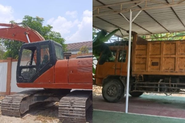Truk Fuso serta Ekskavator milik Rudi Angkari yang disita pihak Kejari Kabupaten Kupang (yandry/kupangterkini.com)