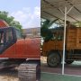 Truk Fuso serta Ekskavator milik Rudi Angkari yang disita pihak Kejari Kabupaten Kupang (yandry/kupangterkini.com)